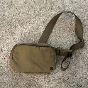 Lululemon everywhere belt bag